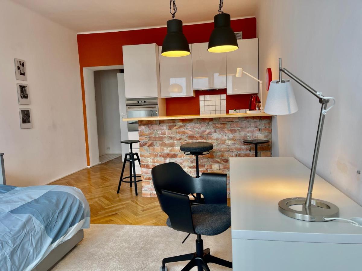 Super Beauty Metro Wifi 65'Tv Netflix Hbo Appletv+ Apartment Warsaw Exterior photo